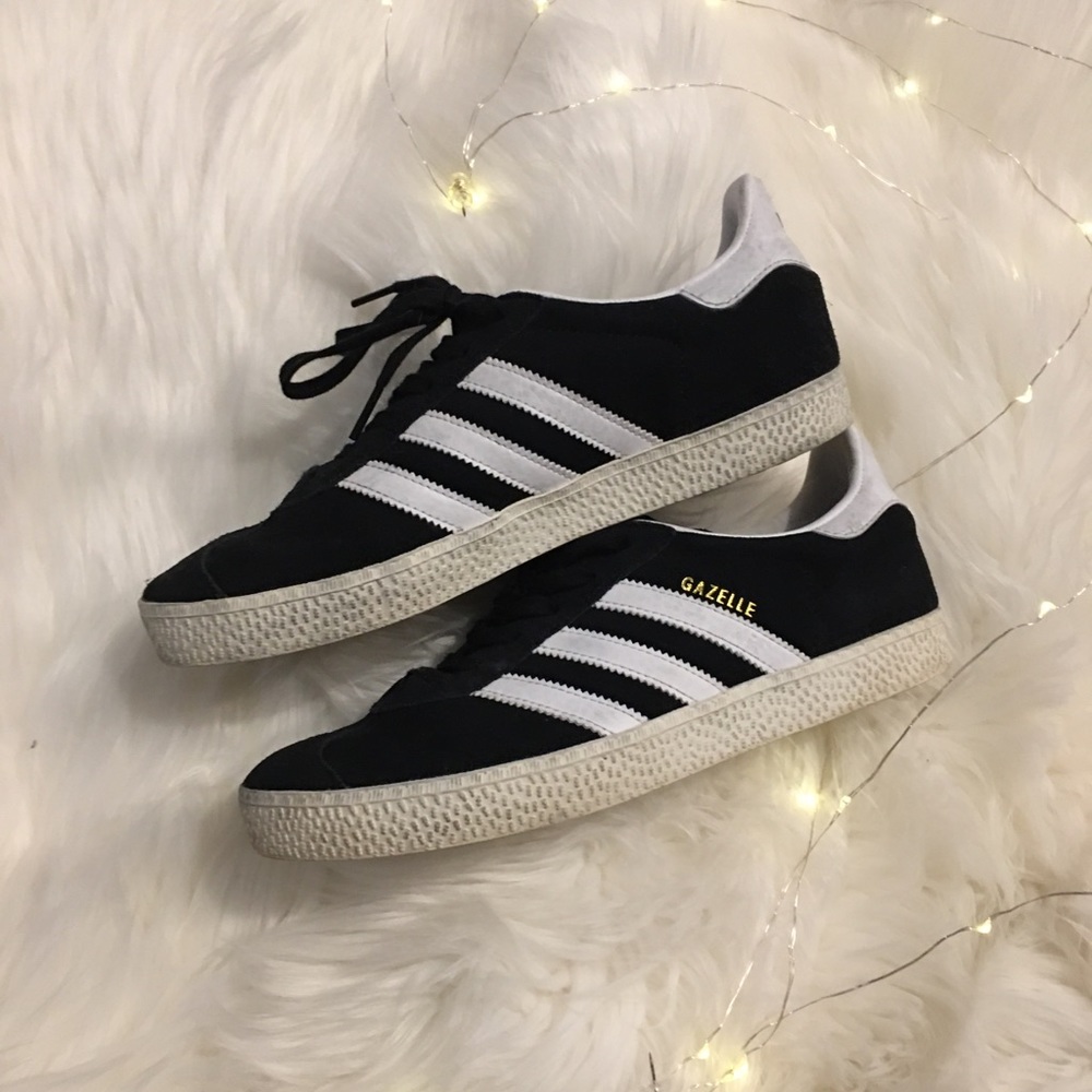 Adidas sneakers 🔥comes with free leggings🔥